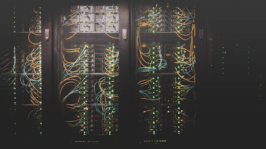 Racks de servidores em um datacenter iluminados por luzes azuis